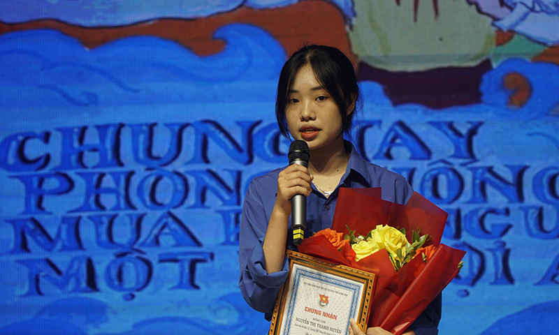 Học sinh Nguyễn Thị Thanh Huyền chia sẻ sản phẩm truyền thông