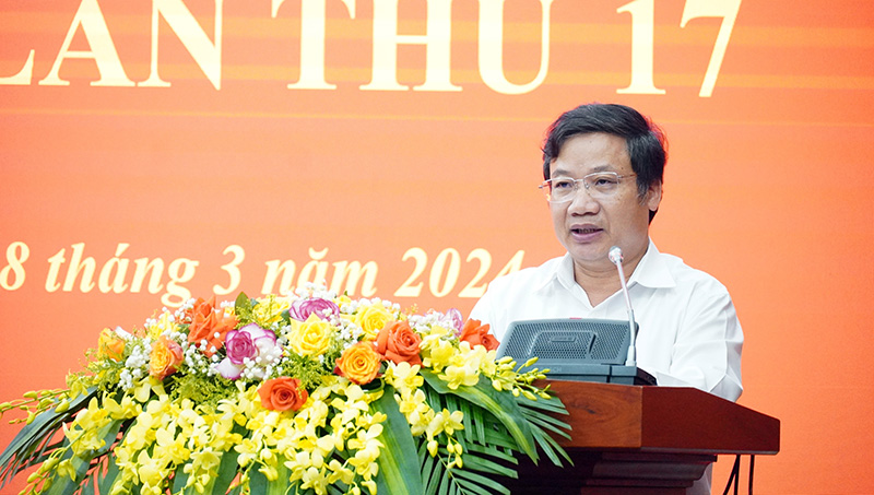 Đồng chí Ủy viên Ban Thường vụ, Trưởng ban Tuyên giáo Tỉnh ủy Cao Văn Định thảo luận tại hội nghị