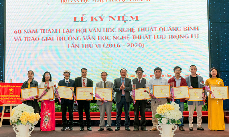 Đồng chí Phó Bí thư Thường trực Tỉnh ủy Trần Hải Châu trao giải A Lưu Trọng Lư lần thứ VI (2016-2020) cho các tác giả.