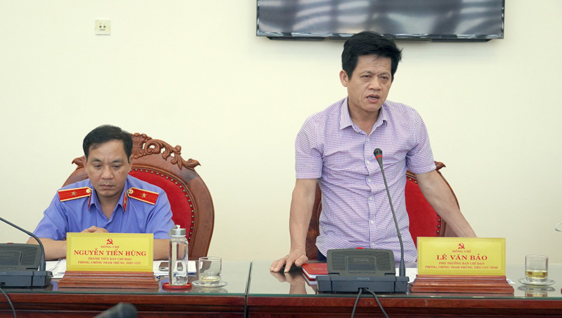 Đồng chí Ủy viên Ban Thường vụ, Chủ nhiệm UBKT Tỉnh ủy Lê Văn Bảo thảo luận tại phiên họp