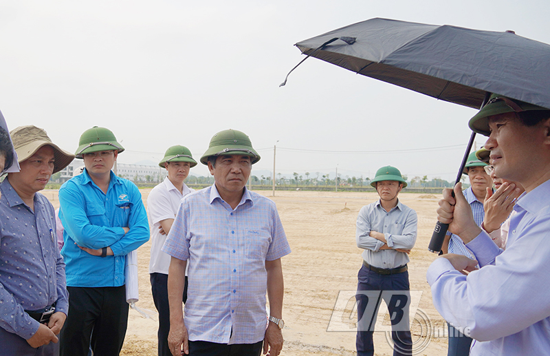 Đồng chí Phó Chủ tịch Thường trực UBND tỉnh Đoàn Ngọc Lâm kiểm tra thực địa tại khu tái định cư thị trấn Nông trường Lệ Ninh (Lệ Thủy).