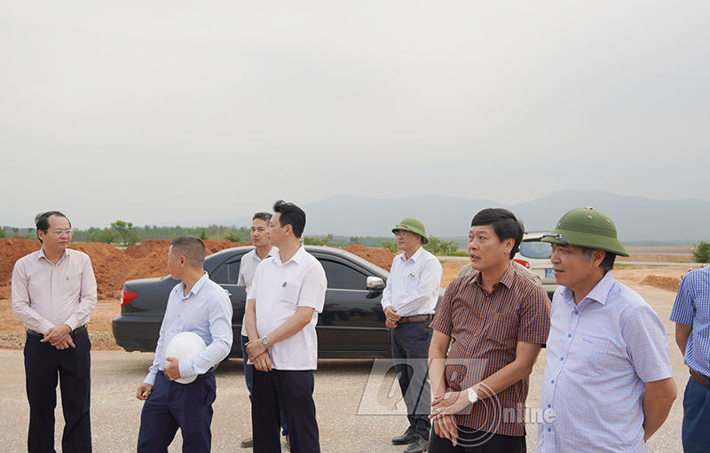 Đồng chí Phó Chủ tịch Thường trực UBND tỉnh Đoàn Ngọc Lâm kiểm tra thực địa tại Khu tái định cư thị trấn Nông trường Việt Trung (Bố Trạch).