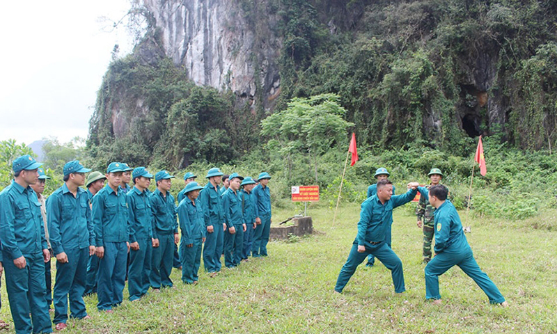 Lực lượng dân quân xã Dân Hóa, huyện Minh Hóa huấn luyện võ thuật. 
