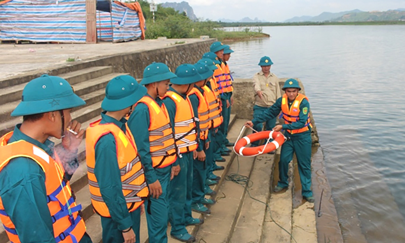 Dân quân xã Mai Hóa, huyện Tuyên Hóa huấn luyện động tác quăng phao cứu người đuối nước.