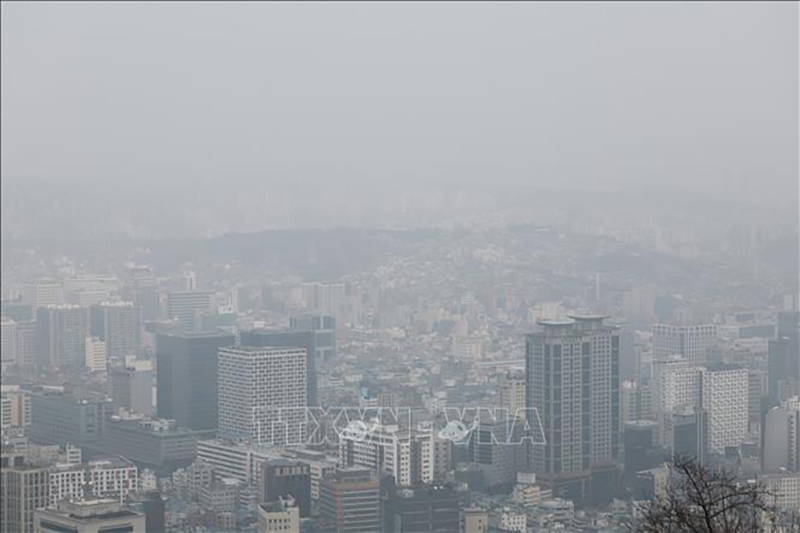 Bụi mịn bao phủ bầu trời tại Seoul, Hàn Quốc, ngày 3/3/2024. Ảnh: Yonhap/TTXVN