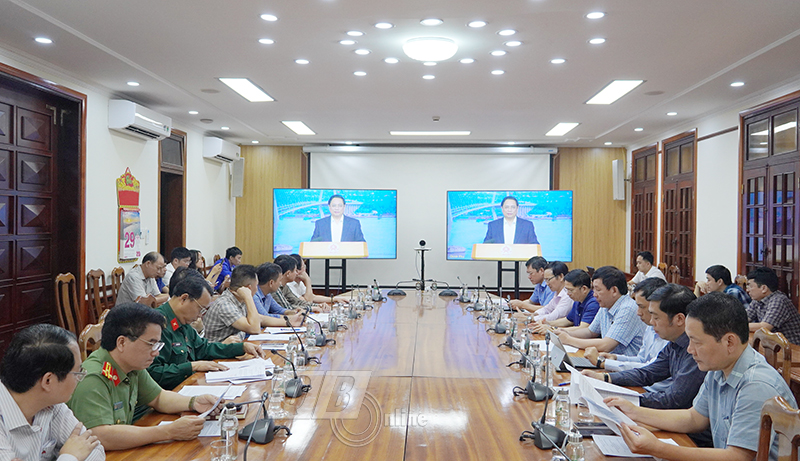 Các đại biểu dự phiên họp tại điềm cầu tỉnh Quảng Bình.