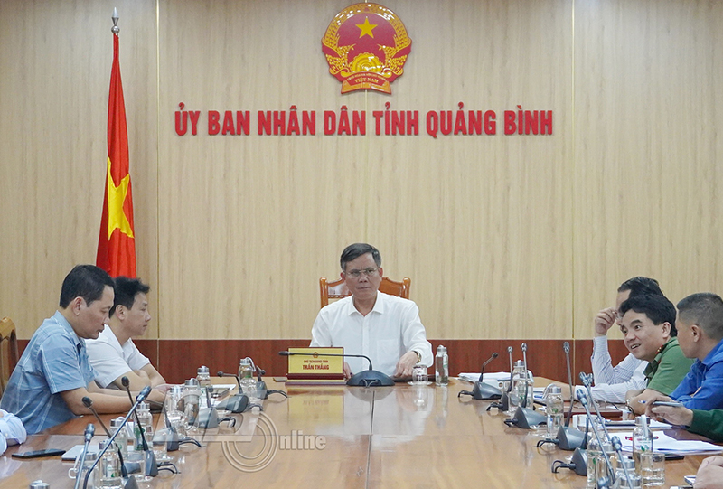 Ảnh: Đồng chí Chủ tịch UBND tỉnh Trần Thắng và các đại biểu dự phiên họp tại điểm cầu tỉnh Quảng Bình.