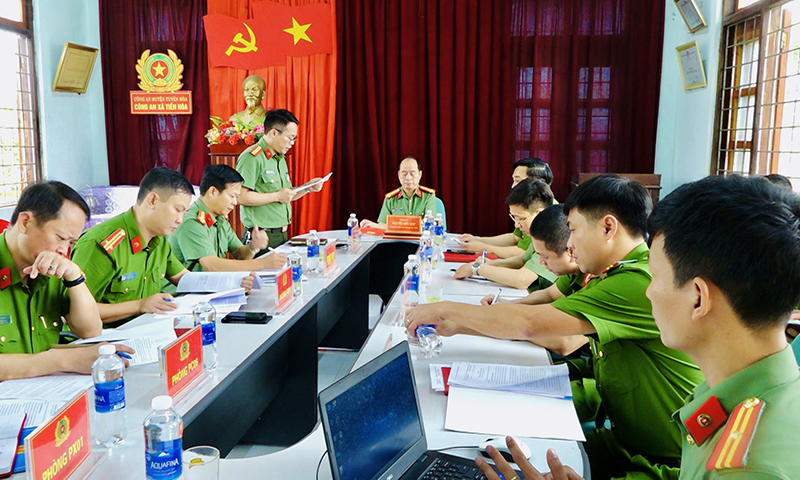 Đồng chí Giám đốc Công an tỉnh Nguyễn Hữu Hợp và đoàn công tác kiểm tra tại Công an xã Tiến Hóa (Tuyên Hóa).