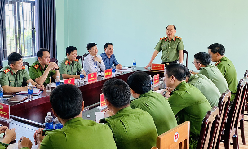 Đồng chí Giám đốc Công an tỉnh Nguyễn Hữu Hợp và đoàn công tác kiểm tra tại Công an xã Sơn Hóa (Tuyên Hóa).