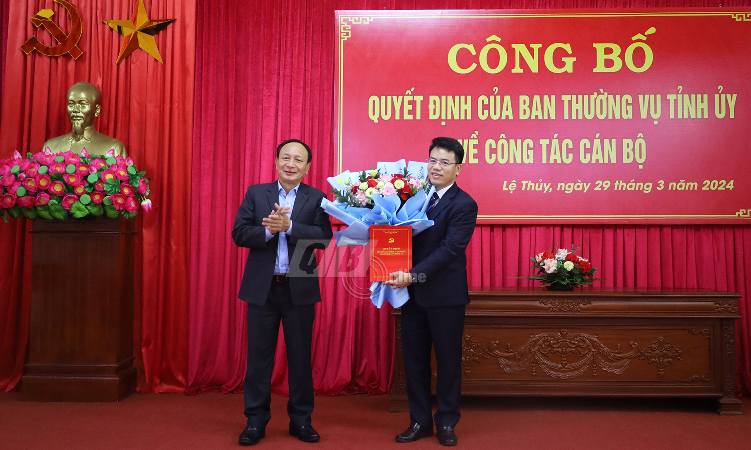 Đồng chí Phó Bí thư Thường trực Tỉnh ủy Trần Hải Châu trao quyết định và tặng hoa chức mừng đồng chí Bí thư Huyện ủy Lệ Thủy Phan Thanh Cường.