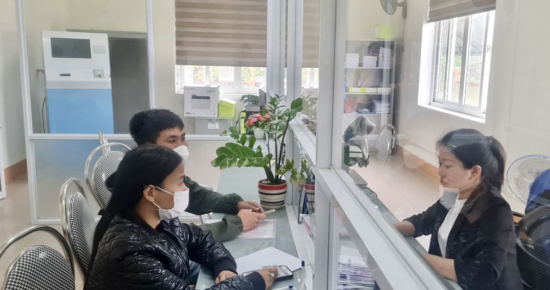  Cán bộ Bảo hiểm xã hội huyện Quảng Ninh làm thủ tục giải quyết chế độ cho người lao động.
