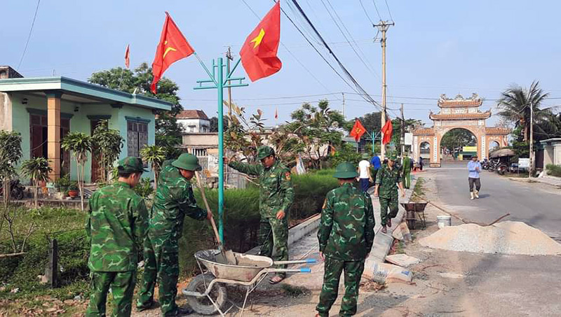 ĐV,TN Chi đoàn Đồn Biên phòng Roòn lắp đặt công trình “Đường cờ thanh niên”