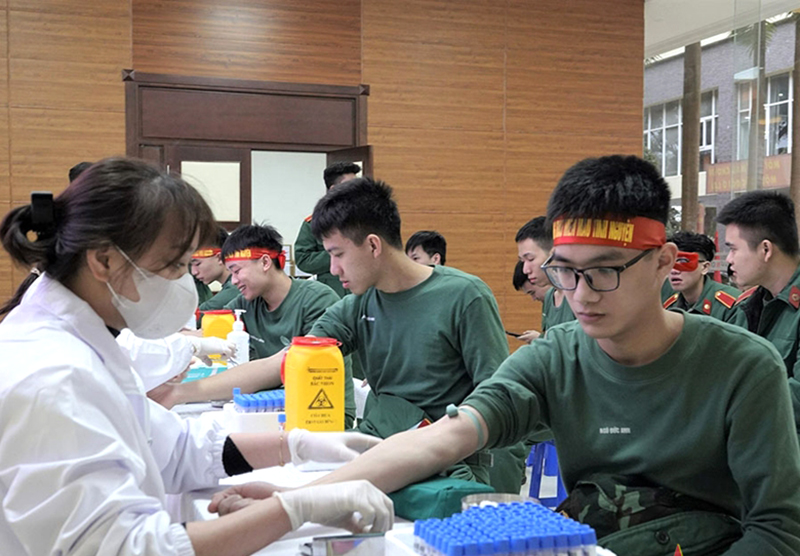 Thanh niên Quân đội tích cực hưởng ứng chương trình phát động phong trào hiến máu tình nguyện trong tuổi trẻ toàn quân, tháng 3-2024. Ảnh: KHÁNH MINH 
