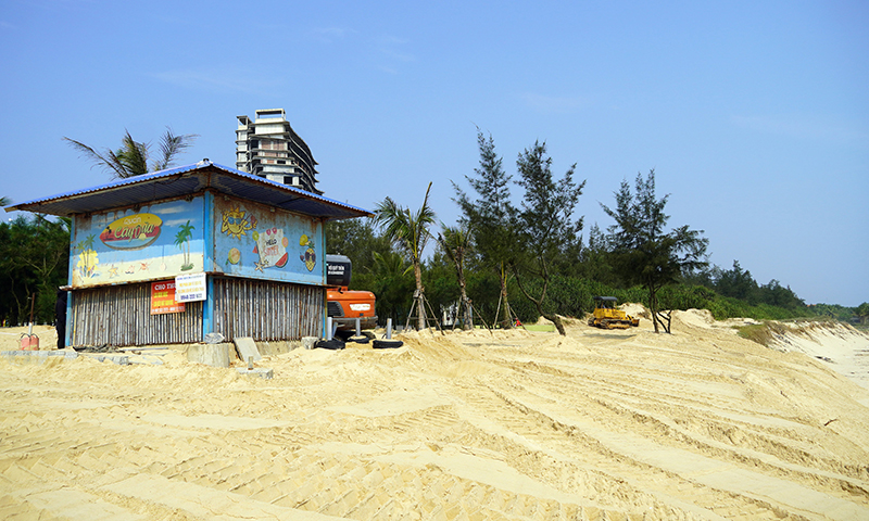 Ban Quản lý dịch vụ công ích TP. Đồng Hới tiến hành san gạt, chỉnh trang khu vực sạt lở tại bãi biển Bảo Ninh.
