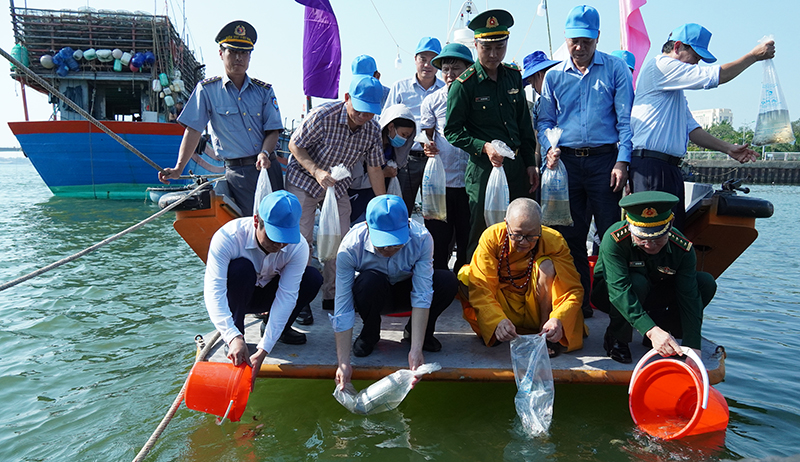 Đại biểu tham gia thả tôm sú, cá chẽm giống xuống sông Nhật Lệ, phường Đồng Hải (TP. Đồng Hới).