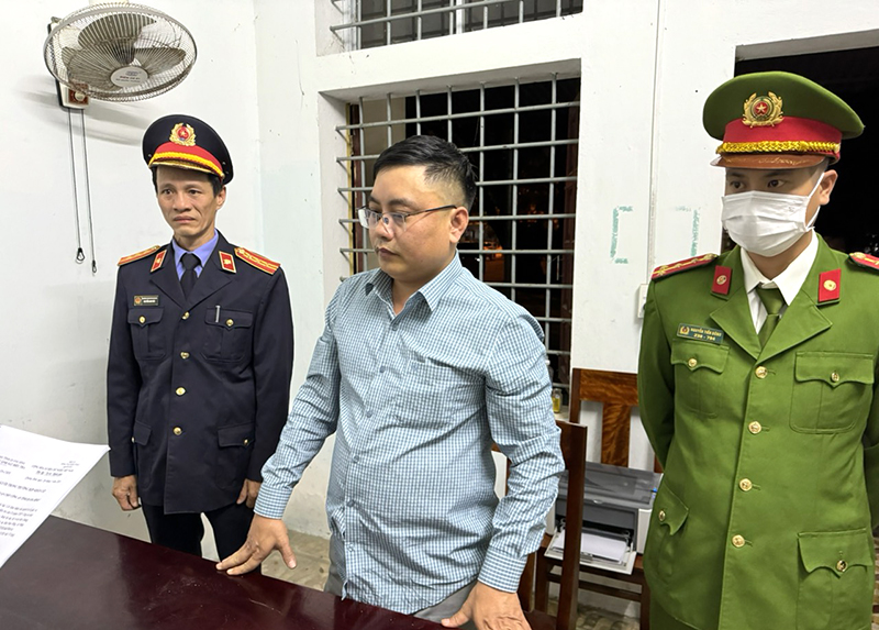 Bị can Mai Xuân Hữu bị khởi tố và bắt tạm giam để điều tra về hành vi “Lừa đảo chiếm đoạt tài sản” theo điểm c, khoản 2, Điều 174 Bộ luật Hình sự.