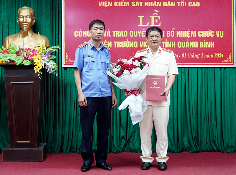 Đồng chí Nguyễn Duy Giảng, Phó Viện trưởng Viện KSND tối cao trao quyết định bổ nhiệm chức vụ Phó Viện trưởng Viện KSND tỉnh cho đồng chí Trần Quốc Vinh
