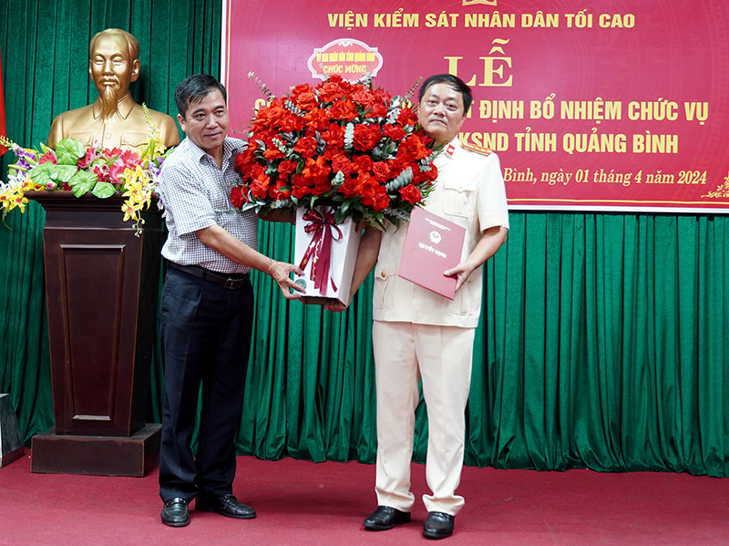 Đồng chí Đoàn Ngọc Lâm, Phó Chủ tịch Thường trực UBND tỉnh tặng hoa chúc mừng tân Phó Viện trưởng Viện KSND tỉnh