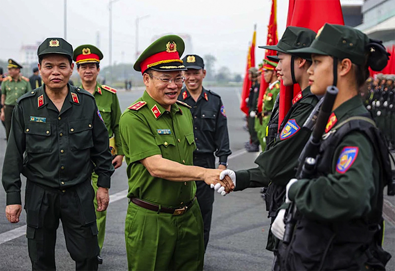  Trung tướng Nguyễn Văn Long thăm hỏi, động viên cán bộ, chiến sĩ tham gia tổng duyệt.