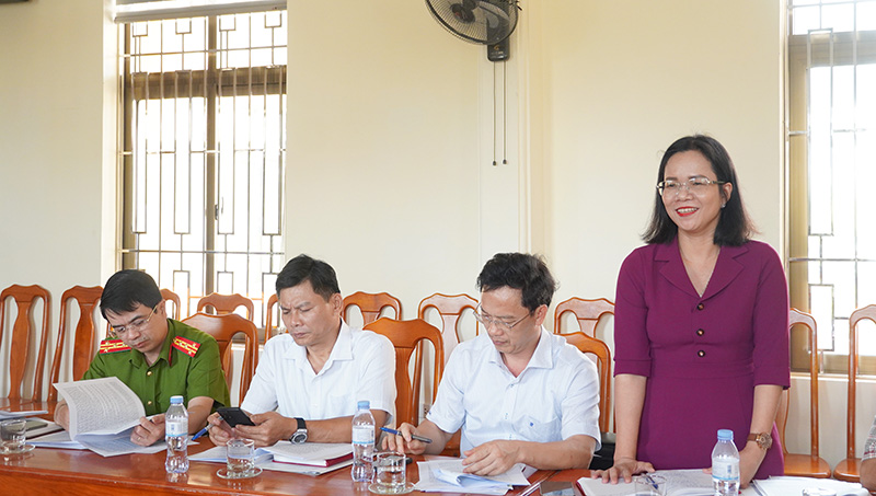 Các thành viên Đoàn giám sát trao đổi, làm rõ những thành tựu và vướng mắc, hạn chế qua 15 năm triển khai việc thực hiện CS,PL về bảo đảm TTATGT trên địa bàn tỉnh