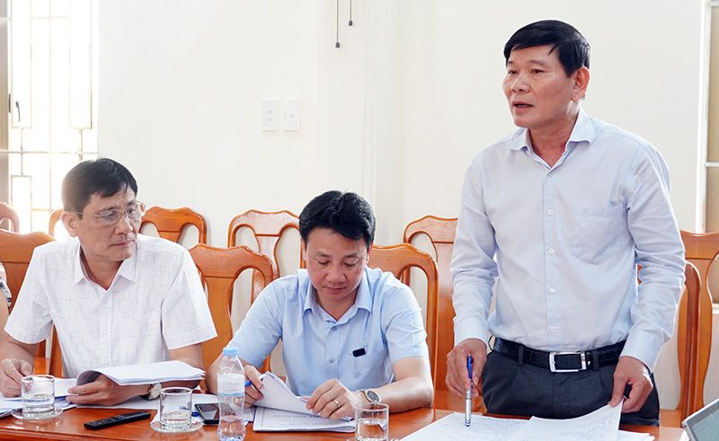 Đồng chí Phạm Quang Năm, Tỉnh ủy viên, Giám đốc Sở GTVT, Phó trưởng ban Thường trực Ban ATGT tỉnh thảo luận tại buổi giám sát