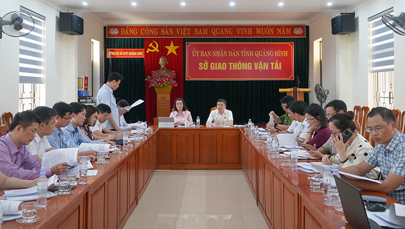 Đại diện Sở GTVT trình bày báo cáo việc thực hiện CS,PL về bảo đảm TTATGT trên địa bàn tỉnh Quảng Bình từ năm 2009 đến hết năm 2023