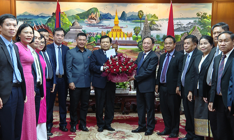 Đồng chí Phó Bí thư Thường trực Tỉnh ủy Trần Hải Châu chúc Tết Đảng bộ, chính quyền và nhân dân tỉnh Chăm-pa-sắc.
