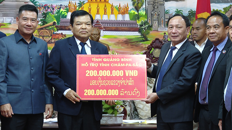 Đồng chí Phó Bí thư Thường trực Tỉnh ủy Trần Hải Châu trao tặng 200 triệu đồng cho chính quyền và nhân dân tỉnh Chăm-pa-sắc.