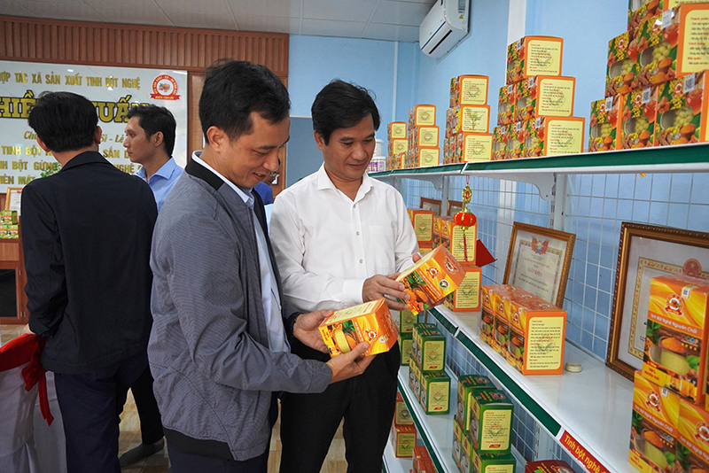 Cửa hàng trưng bày và bán các sản phẩm OCOP của huyện Lệ Thủy tại xã Mai Thủy.
