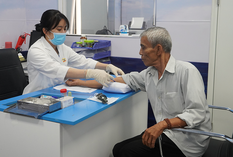 Nhân viên Phòng khám đa khoa Medlatec Quảng Bình đang khám sức khỏe miễn phí cho người khuyết tật tại TP. Đồng Hới.
