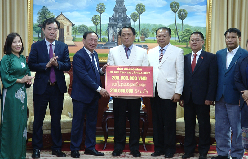 Đồng chí Phó Bí thư Thường trực Tỉnh ủy Trần Hải Châu trao tặng 200 triệu đồng cho chính quyền và nhân dân các bộ tộc Lào tỉnh Sạ-vẳn-na-khệt.