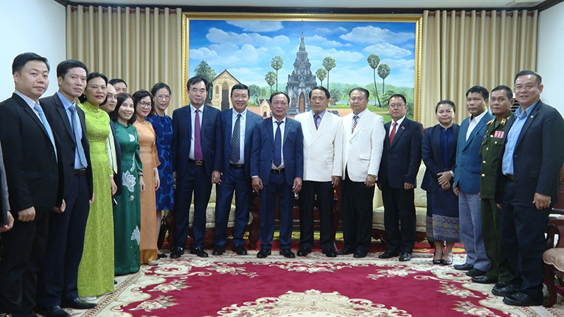Đoàn công tác của tỉnh Quảng Bình chụp ảnh lưu niệm với lãnh đạo tỉnh Sạ-vẳn-na-khệt.