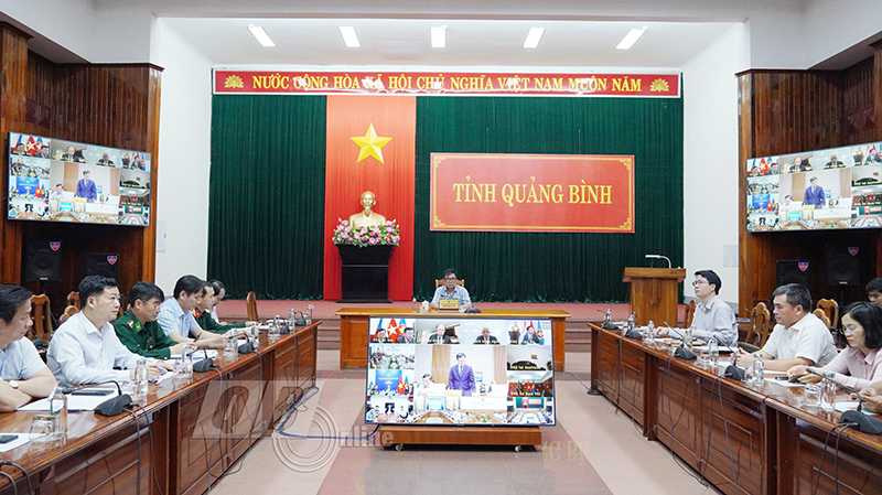 Đồng chí Phó Chủ tịch Thường trực UBND tỉnh Đoàn Ngọc Lâm  và đại diện lãnh đạo các sở, ngành liên quan dự hội nghị tại điểm cầu Quảng Bình.