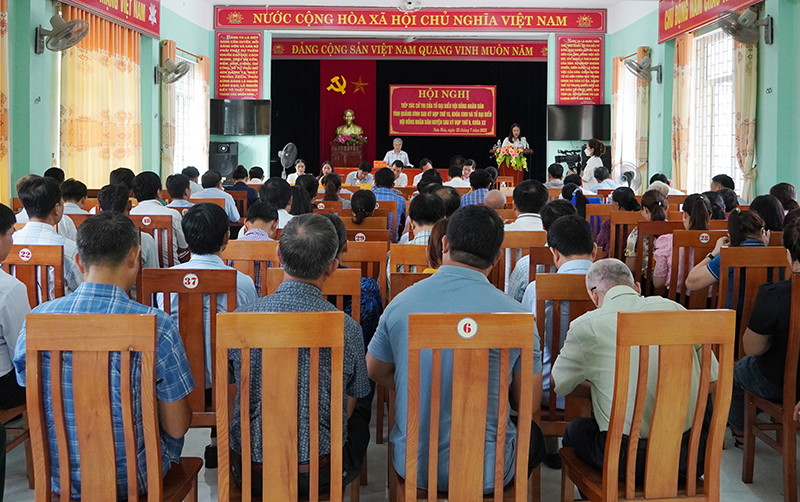 Đông đảo cư tri huyện Tuyên Hóa dự hội nghị tiếp xúc cử tri.