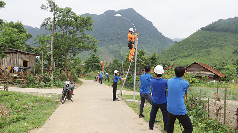 Lực lượng cán bộ, công nhân Công ty Điện lực Quảng Bình tham gia thực hiện công trình “Thắp sáng đường quê” tại huyện Minh Hóa.