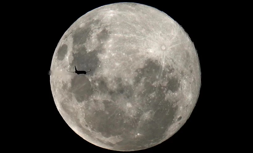Một chiếc máy bay bay qua Mặt Trăng ở Curitiba, Brazil ngày 8/2/2020. (Nguồn: Reuters)