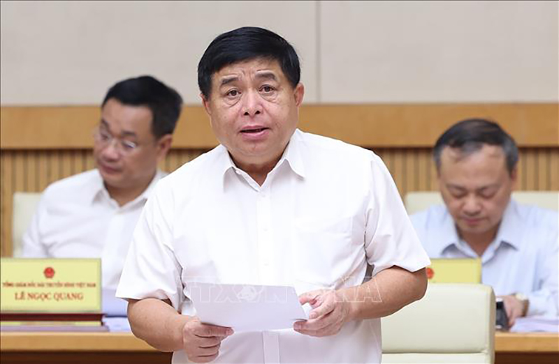Bộ trưởng Bộ Kế hoạch và Đầu tư Nguyễn Chí Dũng báo cáo tình hình kinh tế - xã hội. Ảnh: Dương Giang/TTXVN