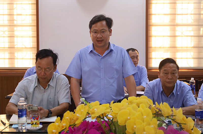 Đại diện lãnh đạo Công ty CP Đường sắt Quảng Bình báo cáo tình hình thực hiện CS, PL về bảo đảm TTATGT tại đơn vị. 