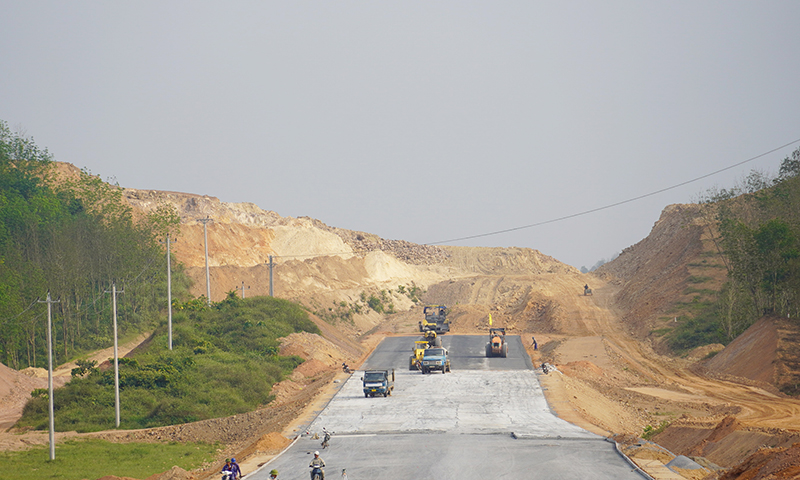 Các nhà thầu đang thi công tuyến chính đoạn qua thị trấn Nông trường Việt Trung (Bố Trạch).