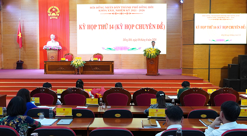 Đồng chí Bí thư Thành ủy, Chủ tịch HĐND TP. Đồng Hới Trần Phong phát biểu bế mạc kỳ họp.