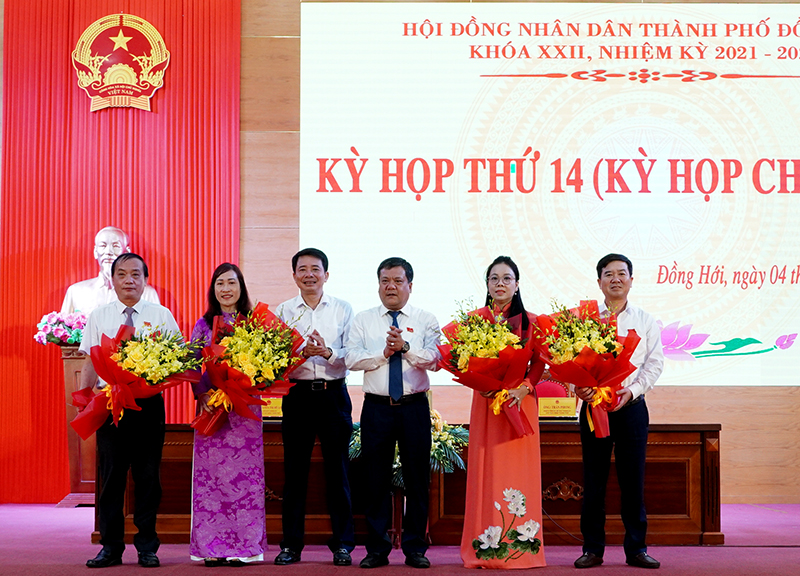 Đồng chí Bí thư Thành ủy Trần Phong và đồng chí Chủ tịch UBND Hoàng Ngọc Đan tặng hoa các đồng chí vừa miễn nhiệm và bầu giữ chức vụ mới.