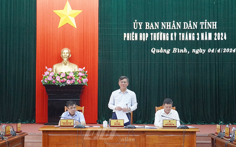 -Đồng chí Chủ tịch UBND tỉnh Trần Thắng phát biểu chỉ đạo tại phiên họp.