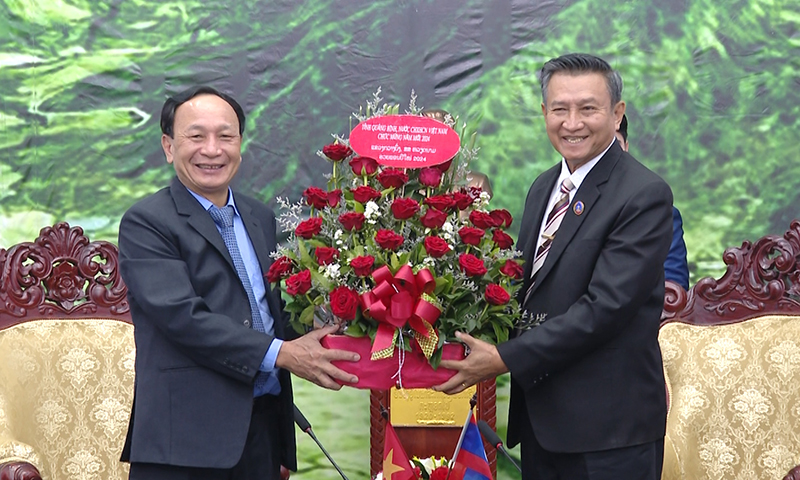Đồng chí Phó Bí thư Thường trực Tỉnh ủy Trần Hải Châu trao tặng 200 triệu đồng cho tỉnh Xay-sổm-bun.