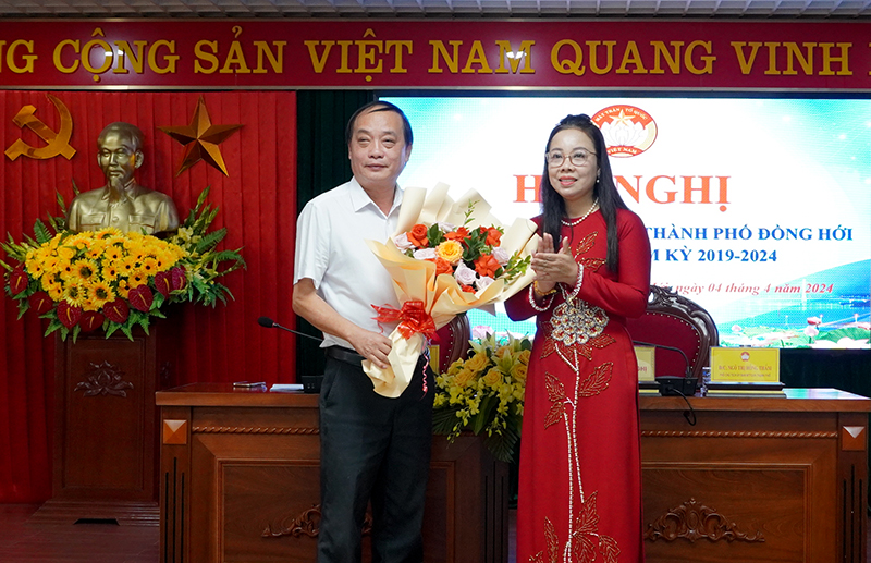 Lãnh đạo Ủy ban MTTQVN TP. Đồng Hới tặng hoa chia tay đồng chí Trần Thanh Sơn nhận nhiệm vụ mới.