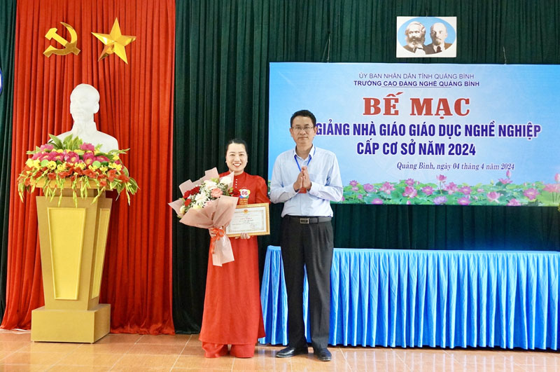  Đại diện lãnh đạo Trường cao đẳng Nghề Quảng Bình trao giải nhất cho nhà giáo xuất sắc nhất hội giảng. 