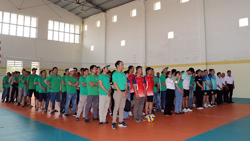 Các đội bóng tham gia chương trình giao lưu bóng chuyền da nhân Ngày thế giới phòng, chống bom mìn.