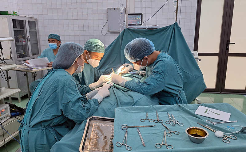 Các y bác sĩ thực hiện phẫu thuật ghép da mảnh lớn trên bệnh nhân khuyết da do bị bỏng.