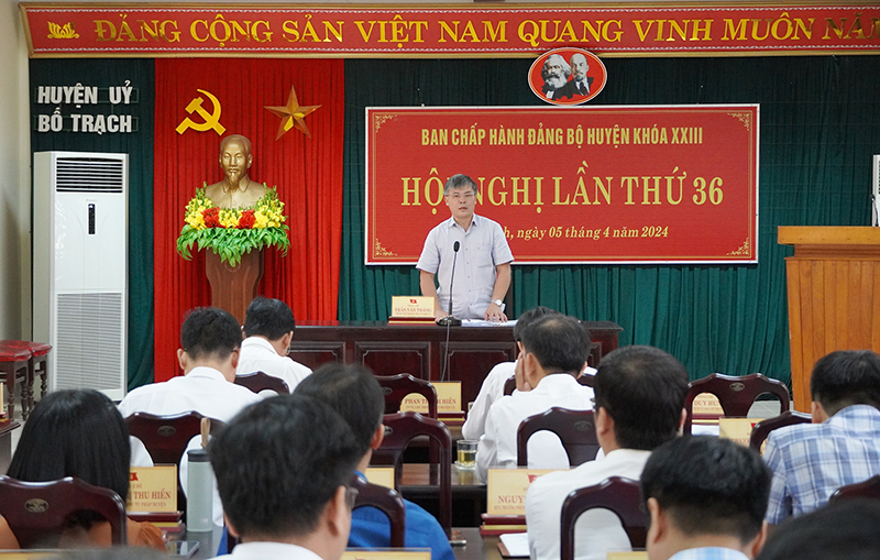 Đồng  chí Phó Bí thư Thường trực Huyện ủy Trần Văn Thăng điều hành hội nghị.