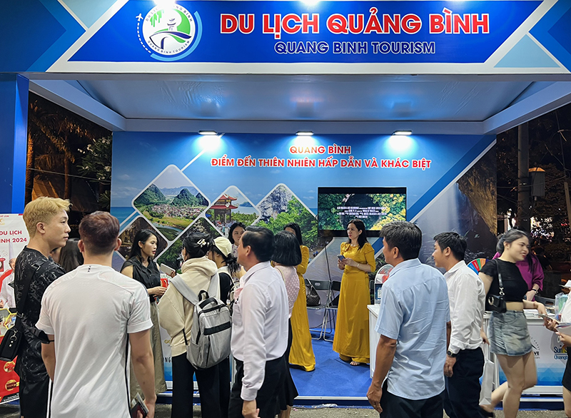 Gian hàng du lịch Quảng Bình thu hút đông đảo sự quan tâm của du khách.