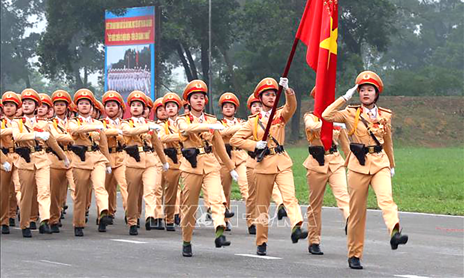 Khối nữ Cảnh sát giao thông - Bộ Công an tham gia hợp luyện diễu binh, diễu hành kỷ niệm 70 năm Chiến thắng Điện Biên Phủ. Ảnh: Trọng Đức/TTXVN